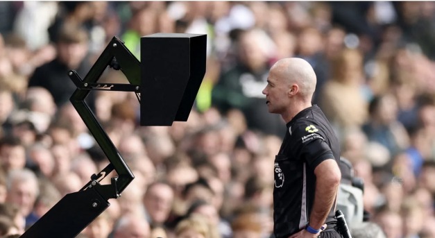 Szurkolók a VAR eltörléséért