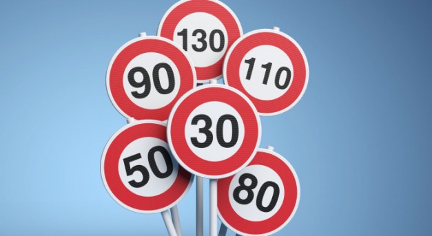 Ne vezessünk megszokásból, sebességváltozások az utakon